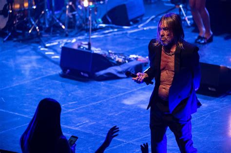  Iggy Pop: Niezwykły Koncert na Wzgórzach